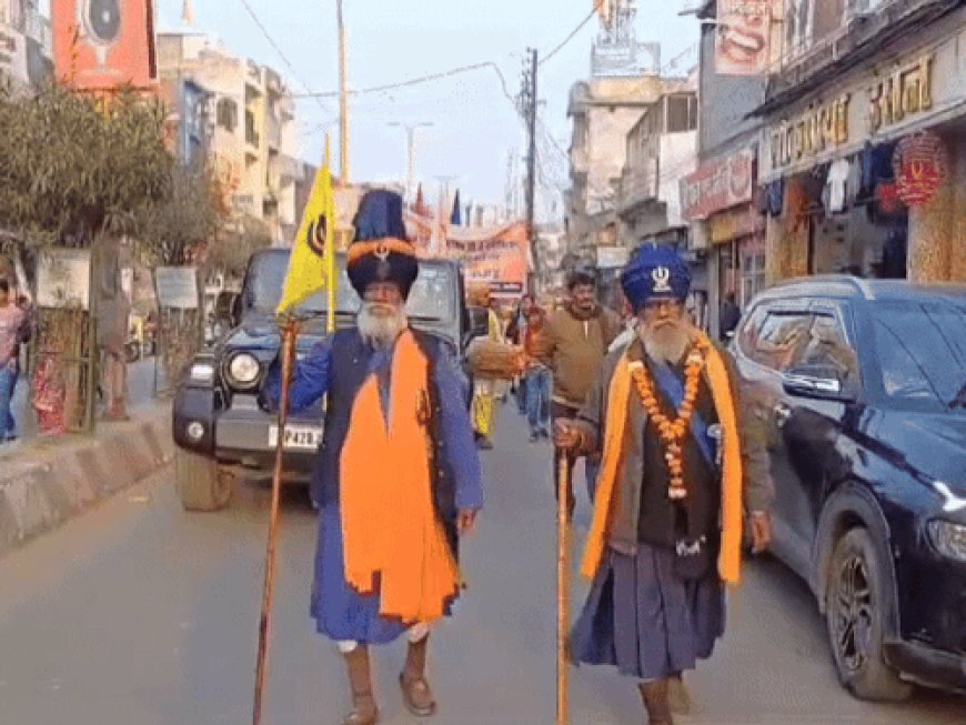 अयोध्या में प्रकाश पर्व पर नगर कीर्तन शोभायात्रा निकाली:झांकियां रही आकर्षण का केंद्र, गुरु महाराज की पालकी पर सिख समाज के लोगों ने पुष्प वर्षा