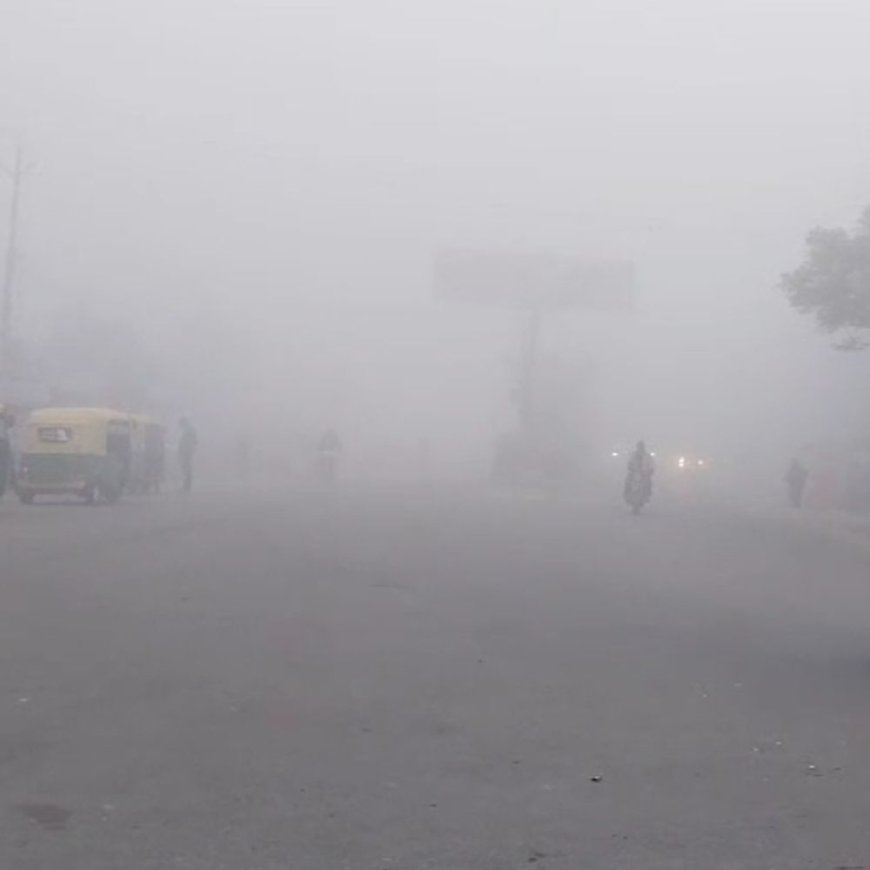 उन्नाव में ठिठुर रहे लोग:भीषण ठंड और घने कोहरे ने बढ़ाई परेशानी, विजिबिलिटी 50 मीटर