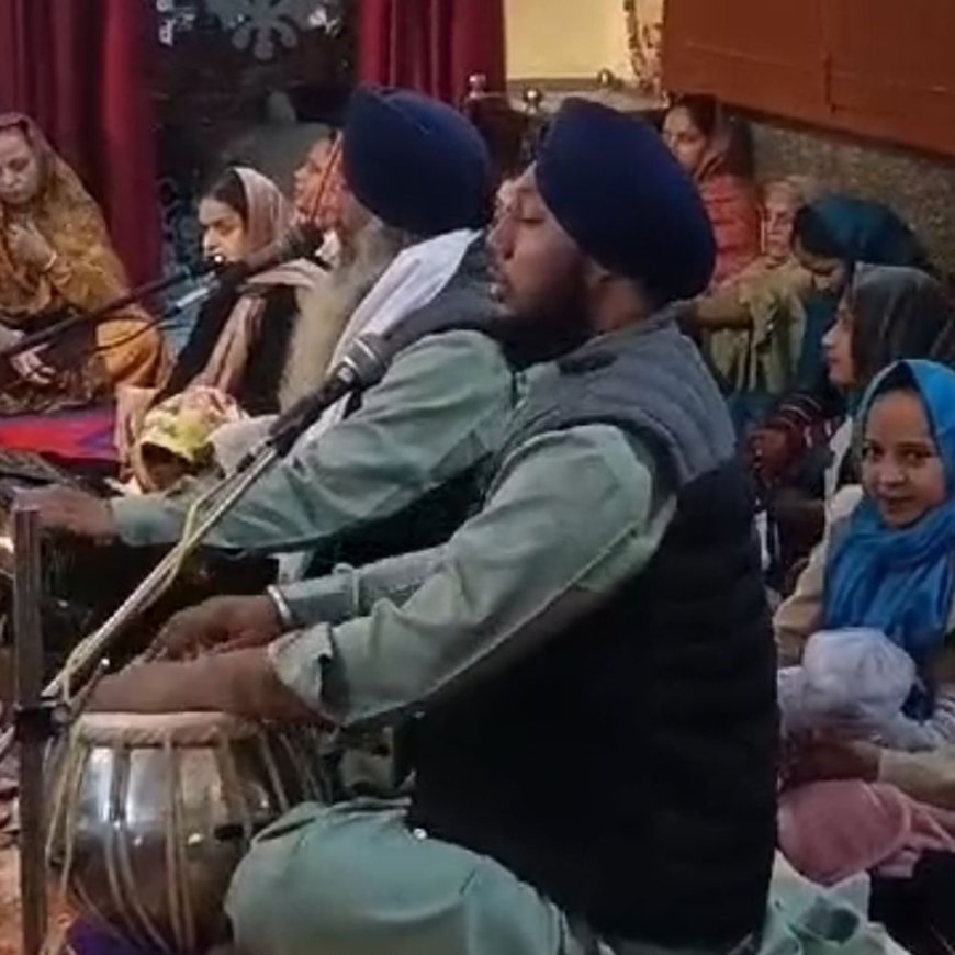 हाथरस में मनाया गया गुरु गोविंद सिंह का अवतरण दिवस:गुरुद्वारे में हुआ शब्द कीर्तन, धर्म की रक्षा के लिए गुरुजी ने अपने पूरे परिवार को शहीद करवा दिया