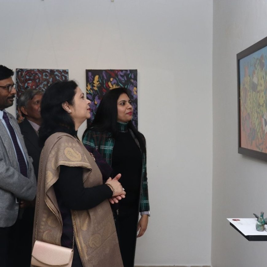 लखनऊ में उल्लास कला प्रदर्शनी का आयोजन:30 से अधिक कलाकृतियों का प्रदर्शन, डॉ. निशा सिंह को सराहना मिली