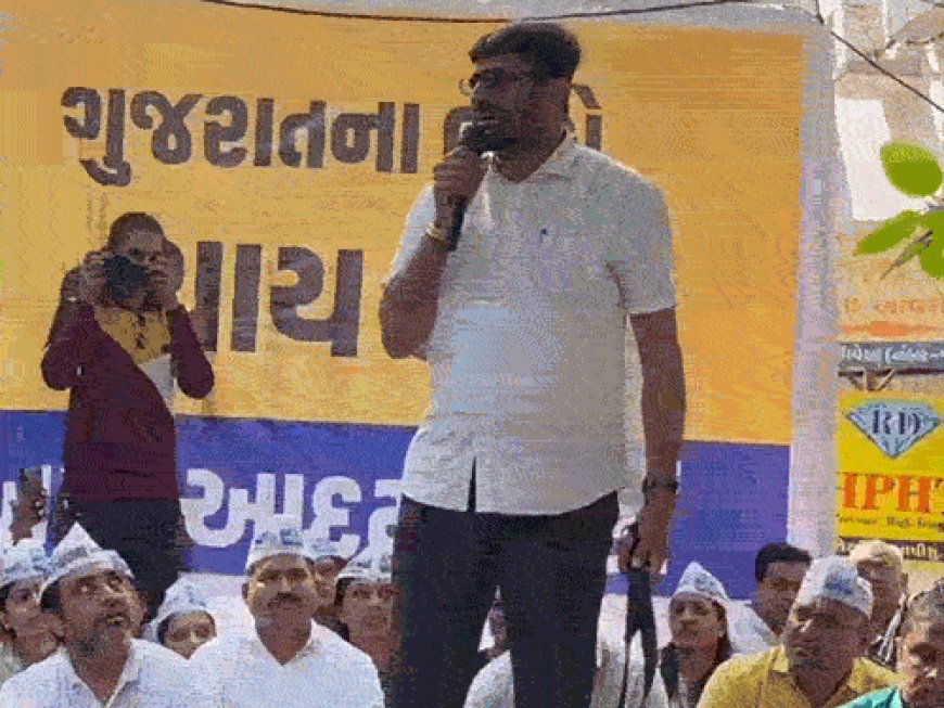 आप नेता ने खुद को बेल्ट से पीटा, वीडियो वायरल:कहा- इससे सोए लोगों की आत्मा जागेगी, पुलिस द्वारा महिला को पीटने से नाराज थे