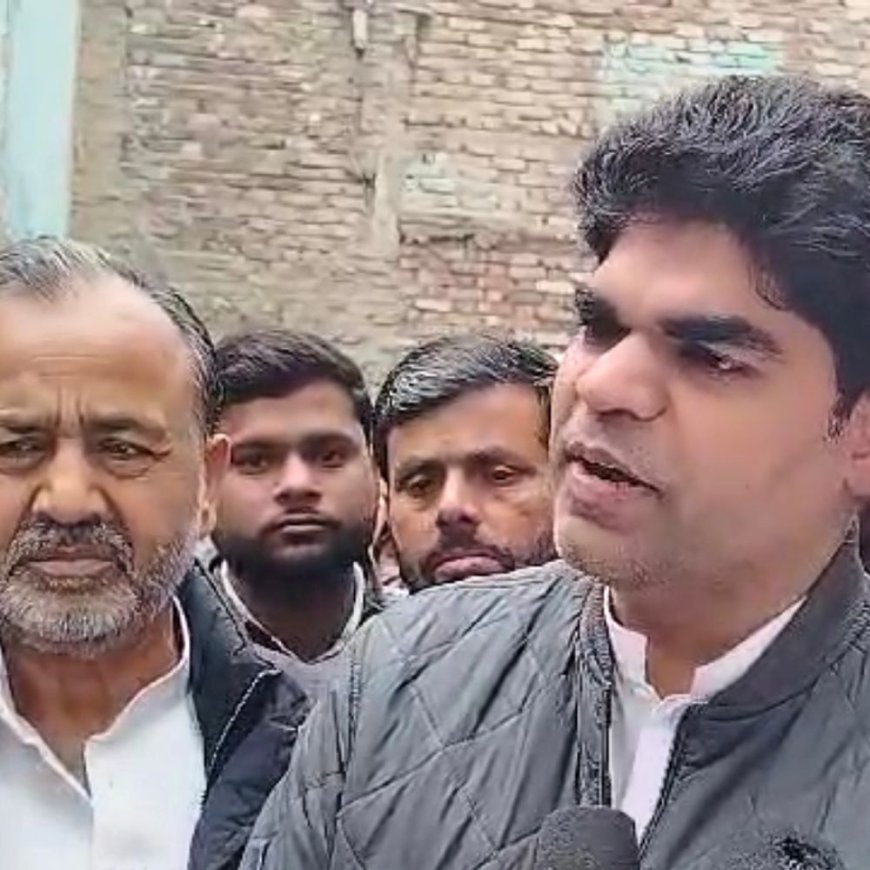 विवादित जमीन में पीड़ित परिवार से मिले सांसद:बोले- पिछड़ों और दलितों पर कार्रवाई, बीजेपी नेताओं के घरों पर नहीं चलते बुलडोजर