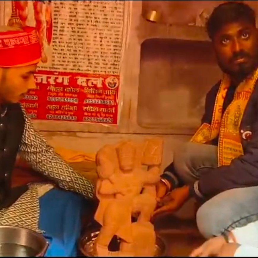 25 साल बाद मुस्लिम बहुल क्षेत्र में खुला प्राचीन मंदिर:हिंदू-मुस्लिम एकता की मिसाल, पुष्प वर्षा से हुआ स्वागत