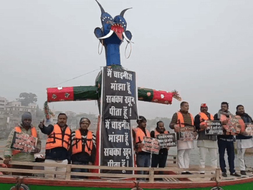 सपा ने गंगा पार दफनाया 'चाइनीज मांझा राक्षस':नमो घाट से अस्सी घाट तक मोटर बोट पर अनोखा विरोध, जमकर हुई नारेबाजी