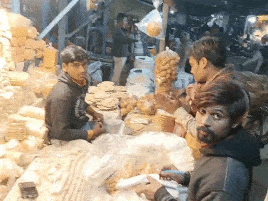 मकर संक्रांति पर खूब बिक रहे तिल-गुड़ के सामान:मार्केट में गजक-पट्टी की सजी दुकानें, खरीदने उमड़ रहे लोग