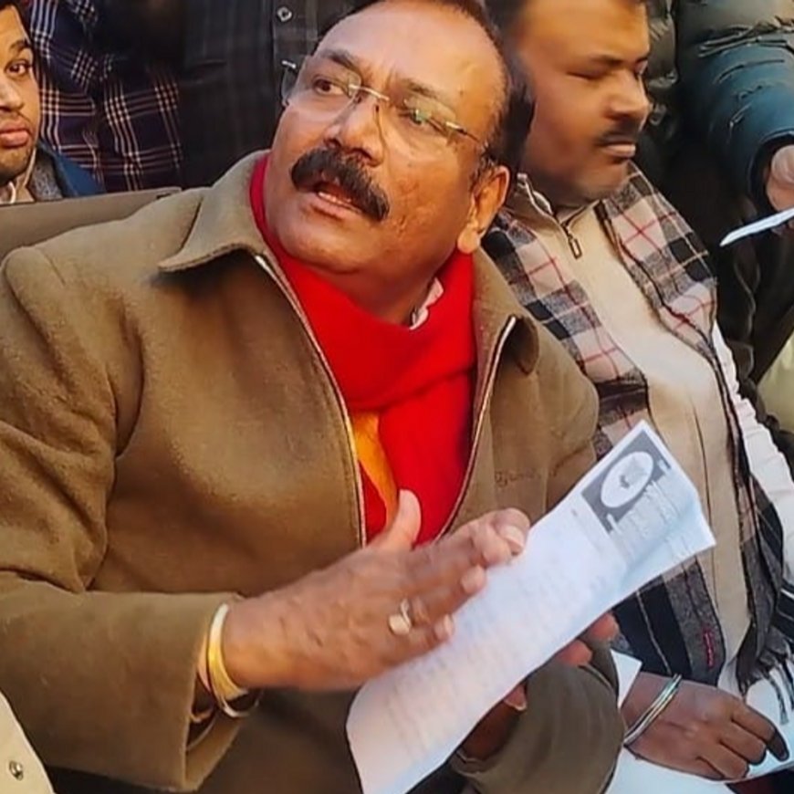 सांसद ने भरा महिला का बिजली का बिल:आगरा में डीवीवीएनएल में लगी है जनचौपाल, पहले दिन पहुंची 335 शिकायतें