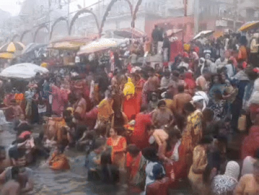 मकर संक्रांति पर वाराणसी में श्रद्धालुओं ने किया पवित्र स्नान:हर-हर गंगे से गूंज उठे गंगा के घाट...आज दान का है विशेष महत्व