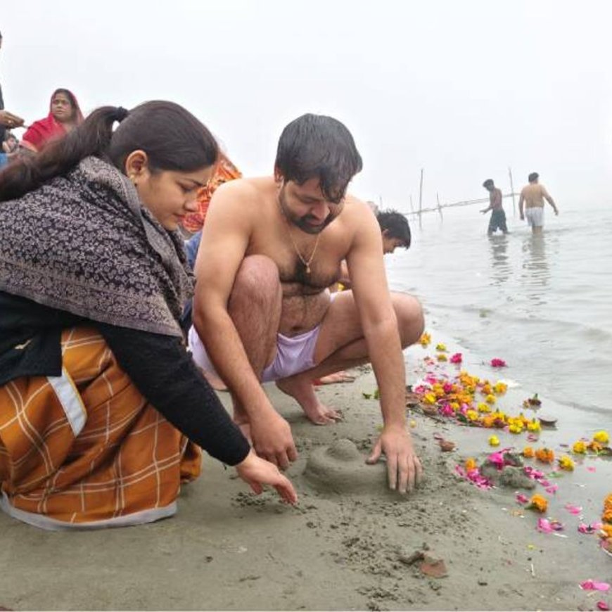 हर–हर गंगे के साथ गंगा में लगाई आस्था की डुबकी:मकर संक्रांति पर उमड़ा श्रद्धालुओं का सैलाब, तिल–गुड़ का किया दान