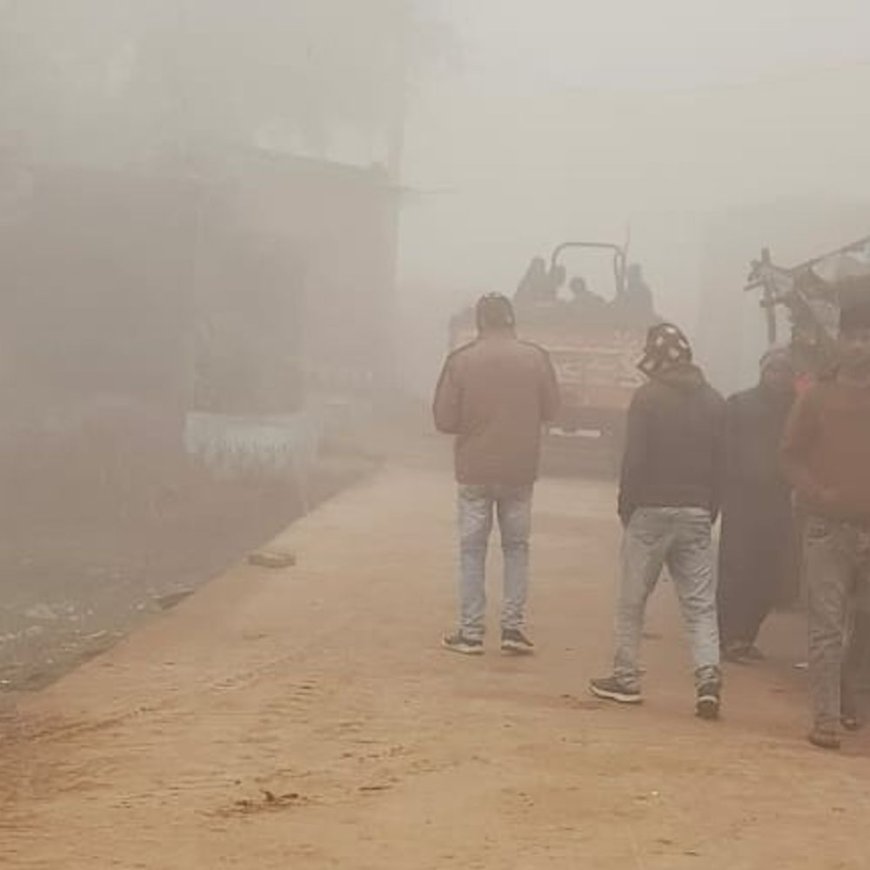 कोहरे की आड़ में तेजी से हो रहा अवैध खनन:माफिया ओवरलोड ट्रॉलियों में मिट्टी भरकर ले जा रहे