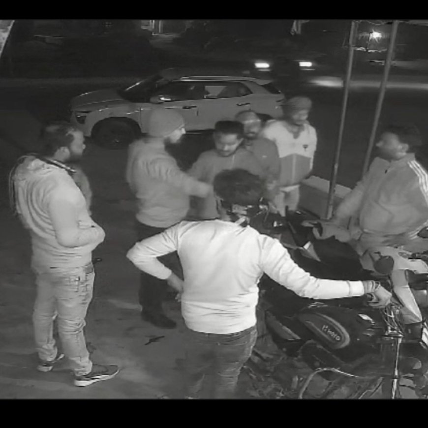 पैसे के लेनदेन में सैलून मालिक की पिटाई:3 युवकों ने दुकानदार को बेरहमी से पीटा, CCTV में कैद हुई वारदात