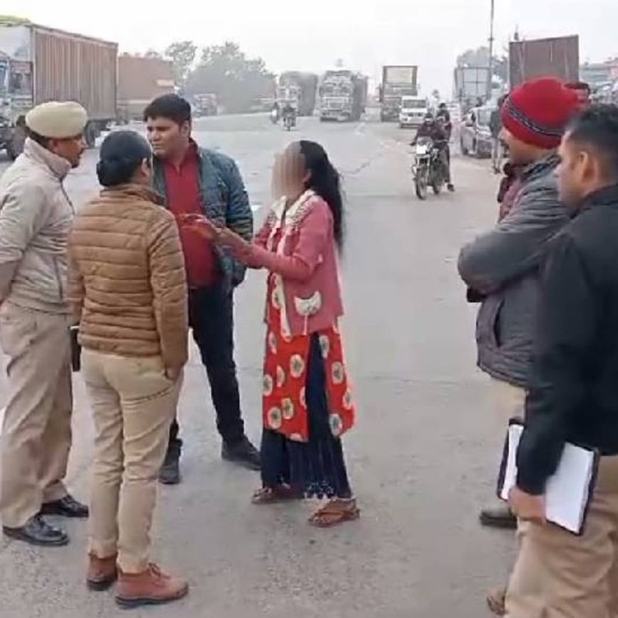 झांसी में महिला ने GST के असिस्टेंट कमिश्नर को धमकाया:परचून से भरा लोडर रोकने पर पति संग पहुंची, पीछा कर गाड़ी के आगे लगाई कार