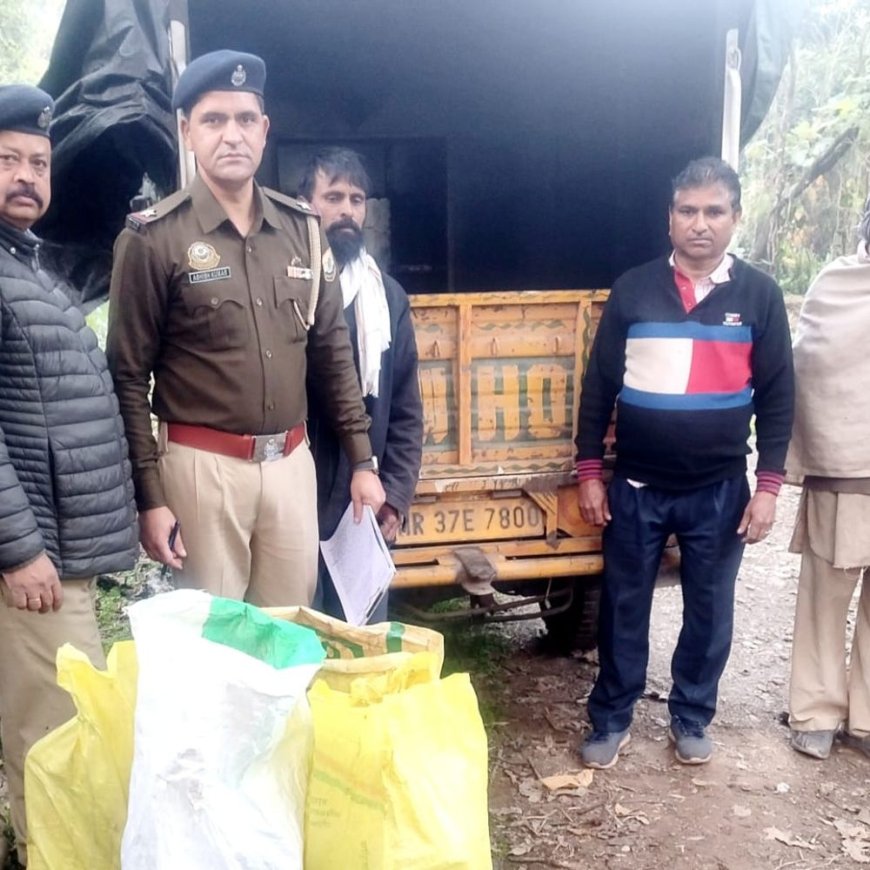पांवटा साहिब में अवैध शराब तस्करी का भंडाफोड़:हरियाणा और उत्तराखंड की गाड़ियों से 12 पेटी शराब बरामद, 2 तस्कर गिरफ्तार