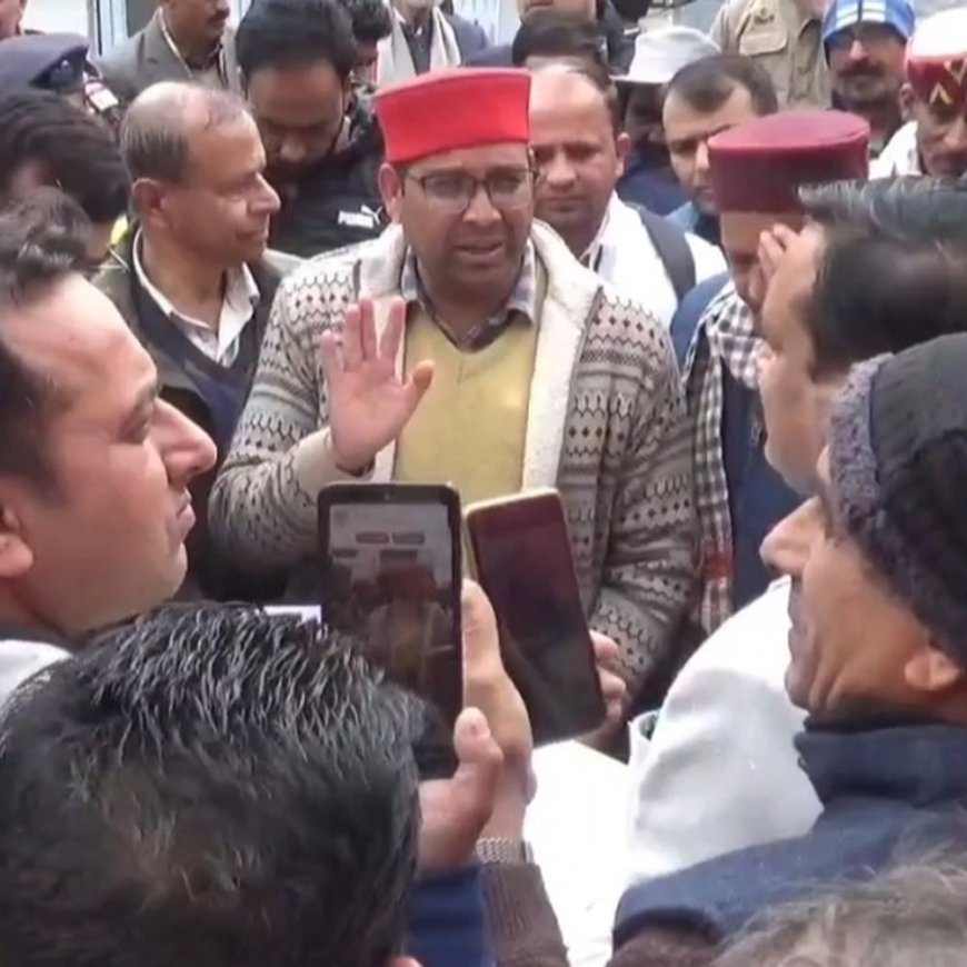 शिमला में मजदूरों ने किया श्रमिक कल्याण बोर्ड का घेराव:लंबित 500 करोड़ की सहायता राशि भुगतान करने की मांग, विधानसभा घेराव की चेतावनी