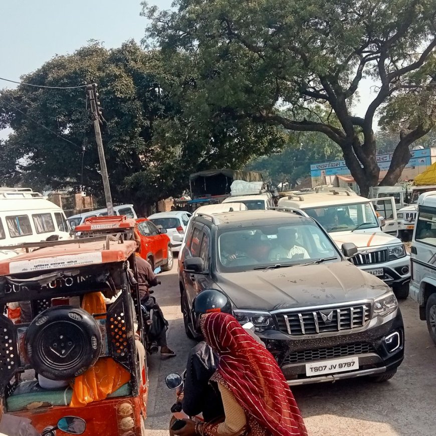 महाकुंभ स्नान के बाद चित्रकूट 10 लाख श्रद्धालु:5 किमी पैदल चलकर कर रहे मंदाकिनी में स्नान, शहर में लगा जाम