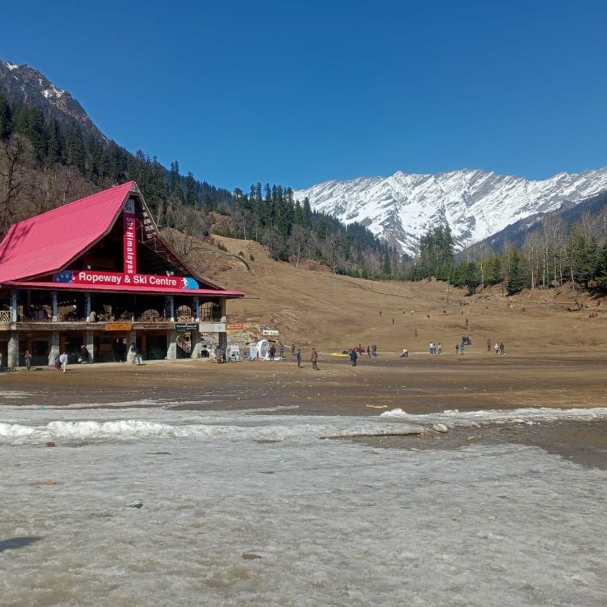 हिमाचल में बर्फ नहीं गिरने से टूरिस्ट मायूस:मनाली से 45KM दूर हामटा पास जाने को मजबूर; अंजनि महादेव में स्कीइंग का आनंद उठा रहे