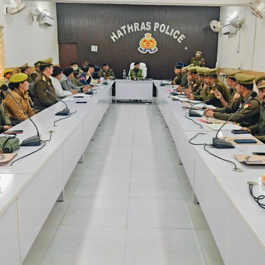 हाथरस एसपी ने सुनी पुलिसकर्मियों की समस्याएं:सोशल मीडिया पर सतर्क रहने और विभाग की छवि बनाए रखने की हिदायत