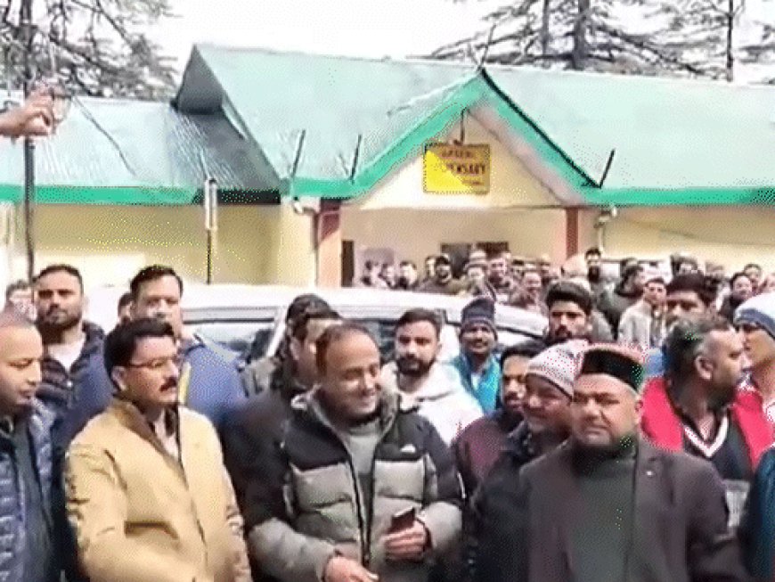 हिमाचल में काले बिल्ले पहनकर काम कर रहे बिजलीकर्मी:कल हमीरपुर में प्रदर्शन, 24 को सामूहिक छुट्‌टी की घोषणा, इमरजेंसी सेवा नहीं देंगे