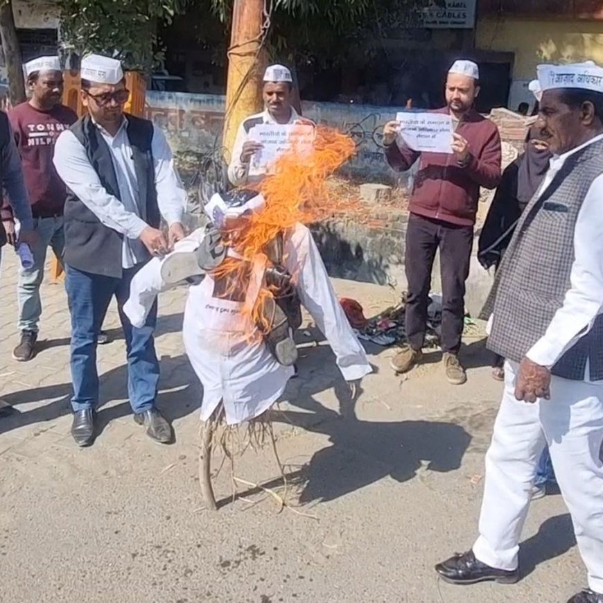 अमेरिक के राष्ट्रपति डोनाल्ड ट्रंप का फूंका गया पुतला:एसडीएम-सीओ कार्यालय पर आजाद अधिकार सेना ने किया प्रदर्शन