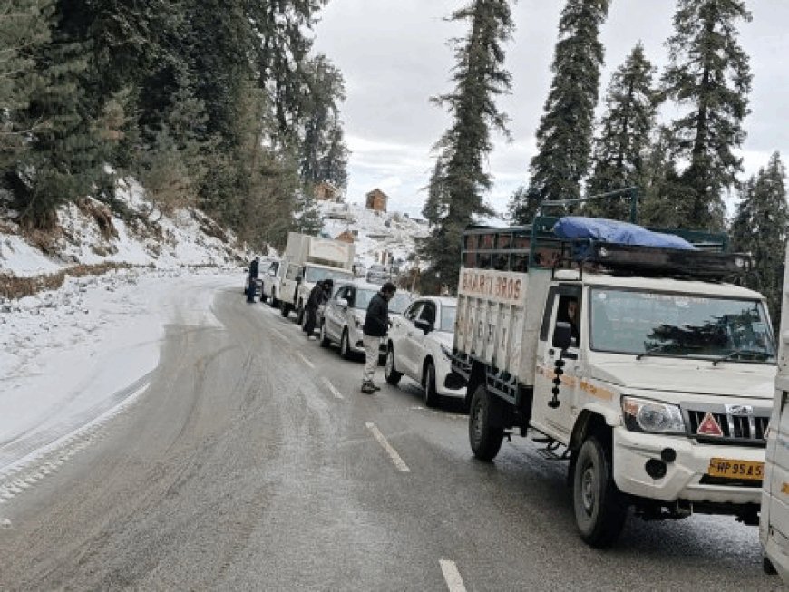 हिमाचल के नारकंडा में बर्फबारी से नेशनल हाईवे बंद:रोडवेज की तीन बसें फंसी, ट्रैफिक रुट बदला, सड़कों पर बढ़ी फिसलन