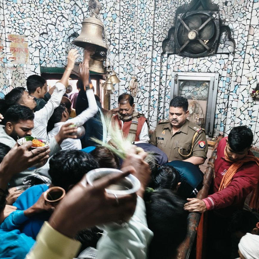 महाशिवरात्रि पर शिव मंदिरों में उमड़ी भक्तों की भीड़:सीतापुर के श्याम नाथ मंदिर में श्रद्धालुओं ने किया जलाभिषेक, पुलिस ने की सुरक्षा व्यवस्था