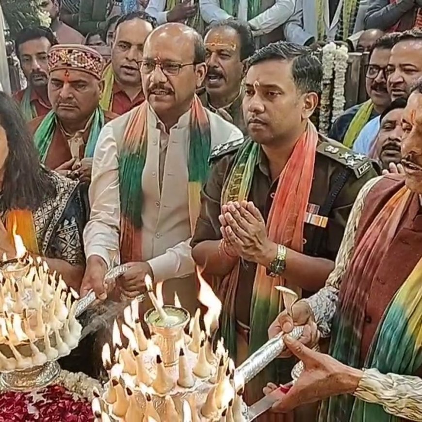 महाआरती में शामिल हुए मुजफ्फरनगर डीएम और एसएसपी:शिव चौक पर पैर रखने तक की जगह नहीं, दुल्हन की तरह सजाया गया इलाका