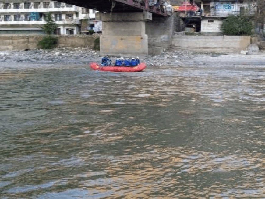 कुल्लू में अवैध राफ्टिंग, सैलानियों की जान खतरे में:ऑपरेटरों के पास नहीं लाइसेंस, रात में भी गतिविधि जारी, रोक लगाने की मांग