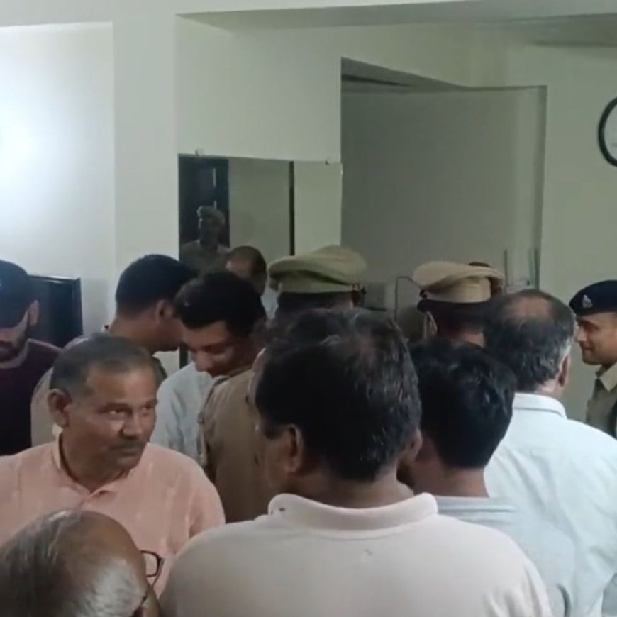 मेरठ अंसल टाउन में सेक्स रैकेट का पर्दाफाश:डॉक्टर के फ्लैट में हो रहा था गंदा काम, कालोनीवालों की शिकायत पर पुलिस का छापा, अंदर मिले लड़के-लड़कियां