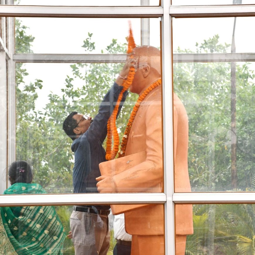 संविधान निर्माता की प्रतिमा पर किया माल्यार्पण