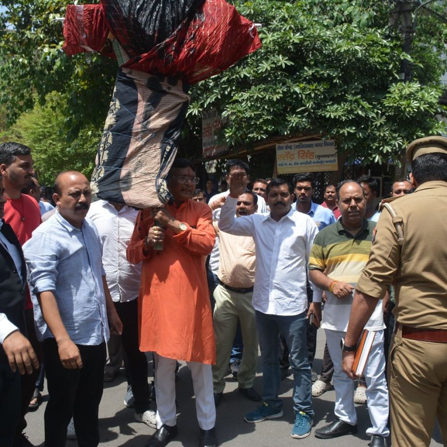 गाजियाबाद में कश्मीर हमले का विरोध, पाकिस्तान का पुतला फुका:आतंकी हमले के बाद लोगों में उबाल दिखा, खून के बदले मांगा खून
