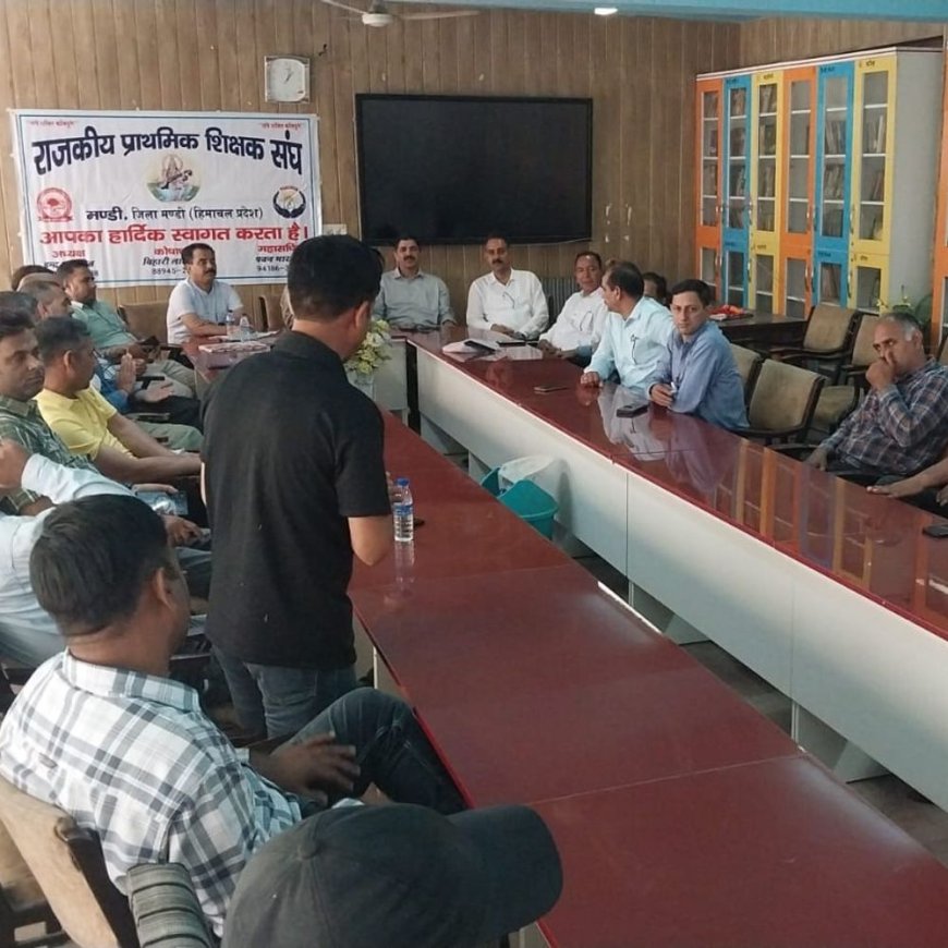 हिमाचल में शिक्षकों का ऑनलाइन कार्य बहिष्कार का ऐलान:23 दिन से अनशन जारी, निलंबित शिक्षकों की बहाली की मांग; 15 दिन का नोटिस