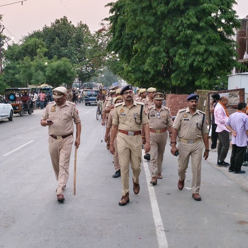 एसपी ने पुलिस बल के साथ किया शहर में पैदलगश्त:व्यापारियों से मिले, कानून व्यवस्था का दिया आश्वासन