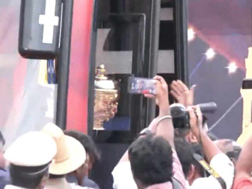 IPL चैंपियन RCB का विक्ट्री सेलिब्रेशन:कोहली बोले- अब ई साला कप नमदू; पाटीदार ने 32 हजार फैंस के सामने ट्रॉफी परेड शुरू की