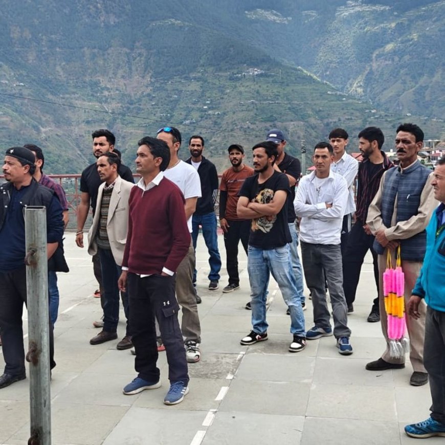 कुल्लू में खराब रोड की हालत पर ग्रामीणों का विरोध:PWD ऑफिस के बाहर धरना, निर्माण अधूरा छोड़ने वाले ठेकेदार पर कार्रवाई की मांग