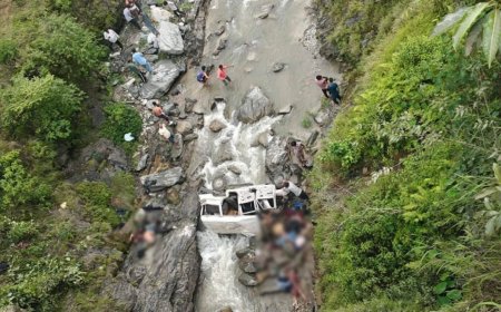 पिथौरागढ़ में भयानक सड़क हादसा: नदी में गिरी मैक्स, 8 की मौत, 3 घायल