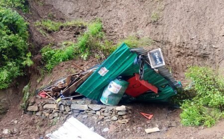 गडोली में भारी बारिश का कहर: एक दुकान पर मलबा गिरने से 4 से 5 लाख रुपये का नुकसान