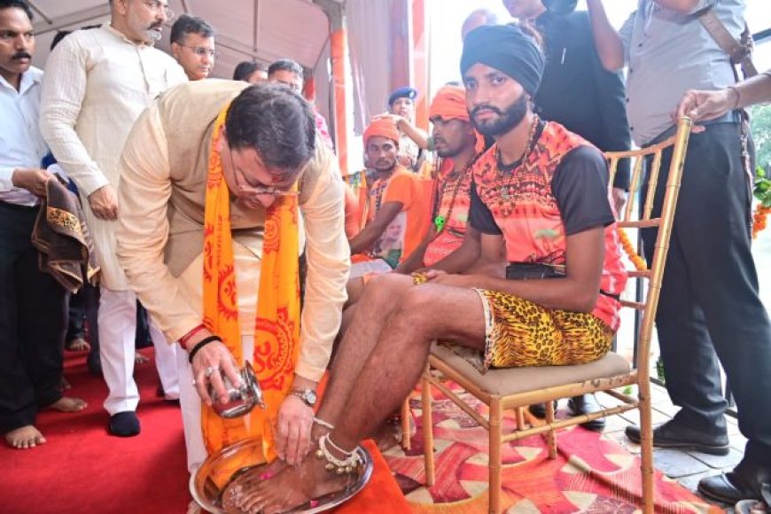 मुख्यमंत्री पुष्कर सिंह धामी ने कांवड़ियों के पांव धोकर किया स्वागत