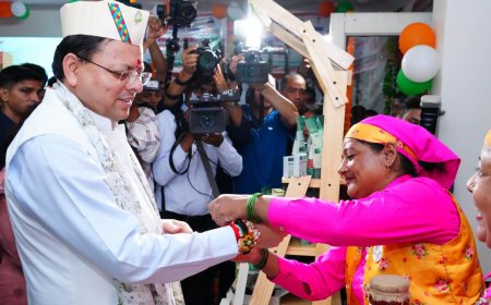सीएम धामी ने मुख्यमंत्री सशक्त बहना उत्सव योजना का शुभारंभ किया, महिलाओं ने उन्हें राखी बांधी