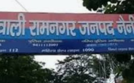 रामनगर में चालक की लापरवाही से उफनते नाले में फंसी बस, एफआईआर दर्ज