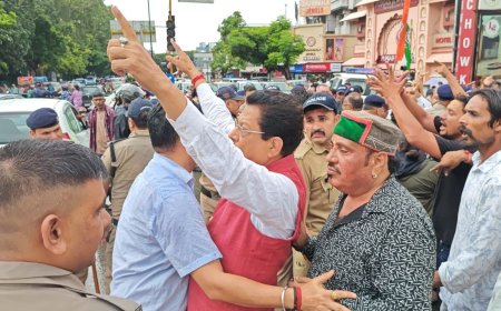 भाजपा कार्यकर्ताओं ने कांग्रेस मुख्यालय पर मचाया हंगामा, कांग्रेसियों ने की जवाबी कार्रवाई