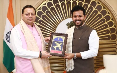 उत्तराखंड में हवाई सेवा के विस्तार पर केंद्रीय मंत्री से चर्चा करते मुख्यमंत्री धामी