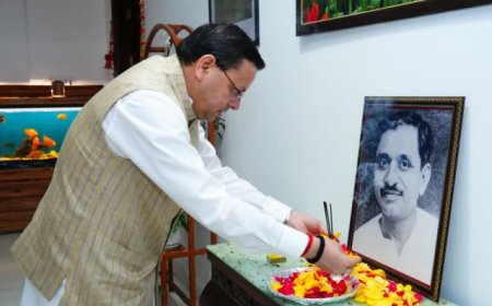 मुख्यमंत्री धामी ने पंडित दीनदयाल उपाध्याय की प्रतिमा को श्रद्धांजलि अर्पित की