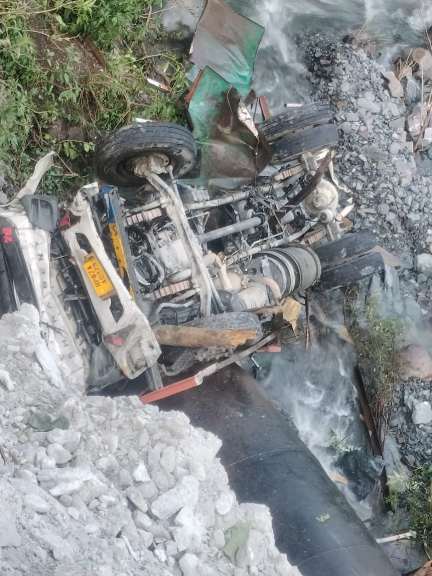 उत्तराखंड में पानी के टैंकर का खाई में गिरना, चालक की हुई मौत