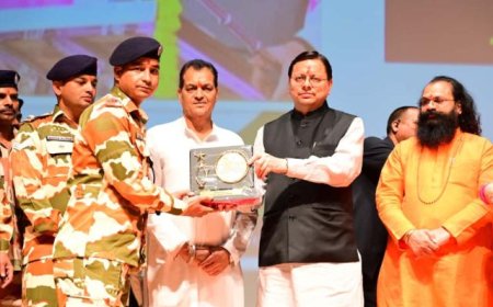 मुख्यमंत्री पुष्कर सिंह धामी ने आपदा में सहयोग देने वाले कर्मियों को सम्मानित किया