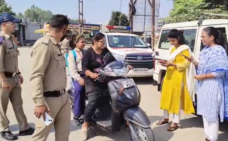 हरिद्वार में परिवहन विभाग का अनोखा अभियान, हेलमेट पहनने वालों को फूल और ना पहनने वालों का काटा चालान