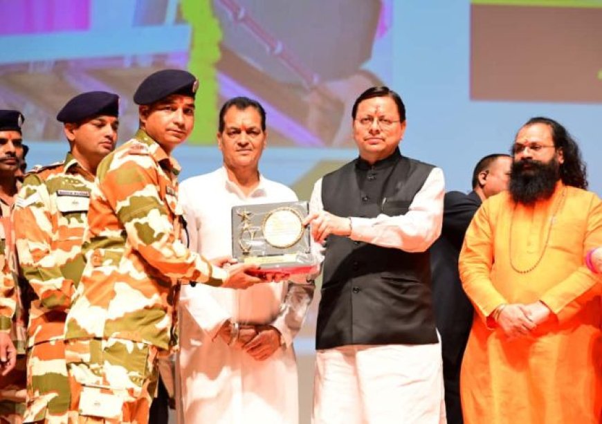 मुख्यमंत्री पुष्कर सिंह धामी ने आपदा में सहयोग देने वाले कर्मियों को सम्मानित किया