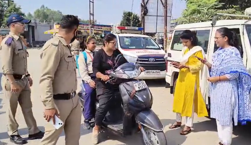 हरिद्वार में परिवहन विभाग का अनोखा अभियान, हेलमेट पहनने वालों को फूल और ना पहनने वालों का काटा चालान