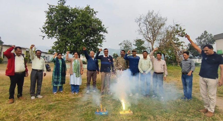 (उत्तराखंड) सीधी भर्ती परीक्षा स्थगित होने पर शिक्षकों ने आतिशबाजी कर जताई खुशी, 1 नवंबर देहरादून रैली भी हुई स्थगित…….