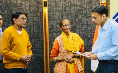 कैंसर पीड़ित मां-बाप को बेटे कर रहे थे घर से बेदखल; DM ने सुनी व्यथा, अब हो सकते हैं जिला बदर