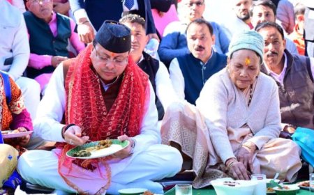 मां के साथ पैतृक गांव टुंडी-बारमौं पहुंचकर भावुक हुए सीएम धामी