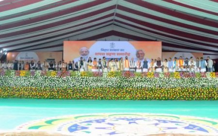 बिहार सरकार के शपथ ग्रहण समारोह में सम्मिलित हुए मुख्यमंत्री पुष्कर सिंह धामी